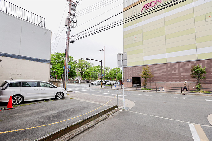 駐車場はイオンモールの南西の交差点からすぐ